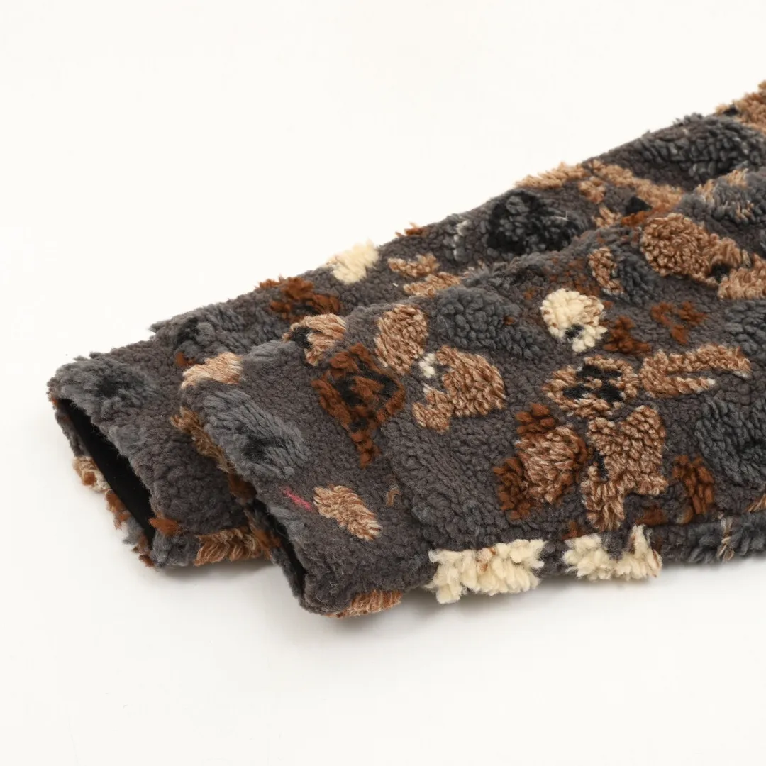🅿️570 220Louis Vuitton & Nigo floral double-sided fleece sherpa jacket. The original version was purchased for 22200. It is made of 3D three-dimensional lamb wool. The light brown color of custom-woven nylon fabric is ordered and dyed according to the original version. It is comfortable to wear and doubles the thermal performance. The lapel stand-up collar has a two-wear zipper design, which is easy to put on and take off to change the style at will. One side is plush, soft and fashionable, and the gray and black base is embellished with round textures in autumn and winter colors, showing a natural moss-like atmosphere, which enhances the style of the outfit. The other side is smooth and cotton-covered, which has a better effect of keeping warm and cold in autumn and winter. With the leather label pattern, it gives a relaxed feeling when wearing it on the street. Unisex Size: XS-L